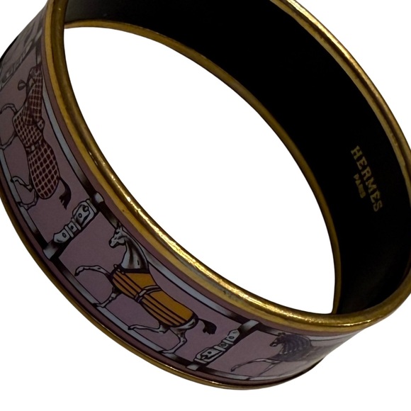 Authentic Hermès Wide Enamel Bracelet. Grand Apparat equestrian motifs. Pink. - Picture 8 of 9